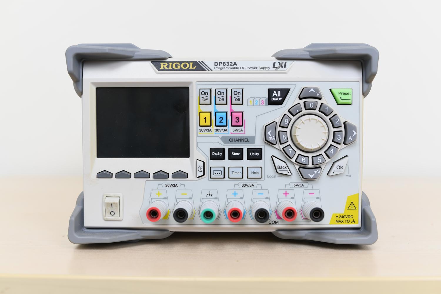 Источник питания Rigol DP832A